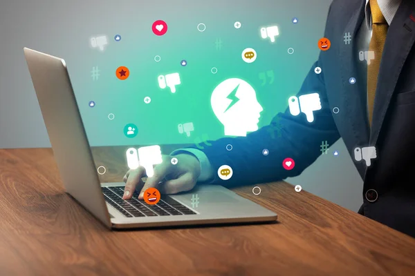 Hand Surfa Sociala Medier Med Smart Man Ikoner Kommer Från — Stockfoto