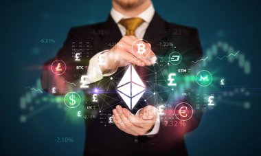 İş adamı ethereum sembolü ve yatırım konseptini elinde tutuyor