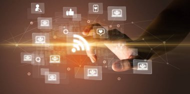 Siyah arkaplan ile fütüristik kavram üzerinde wifi simgeleri olan el sıkışan sosyal medya multimedya uygulama ekranı