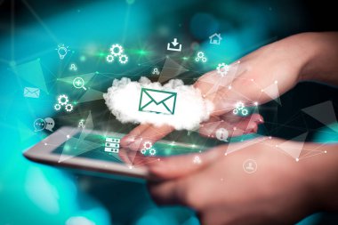 Zarf simgeleriyle dokunmatik ekrana yakın çekim, modern teknoloji konsepti