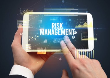 RISK MANAGEMENT yazıtları ve modern iş konseptiyle el ele tutuşmalar