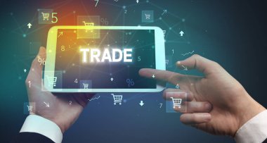 TRADE yazıtlı, çevrimiçi alışveriş konsepti olan el ele tutuşma tabletinin yakın çekimi
