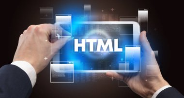 HTML kısaltmalı el ele tutuşma tabletinin yakın çekimi, modern teknoloji kavramı