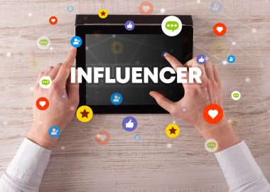 INFLUENCER yazıtları, sosyal ağ konsepti ile bir dokunmatik ekran yakın plan