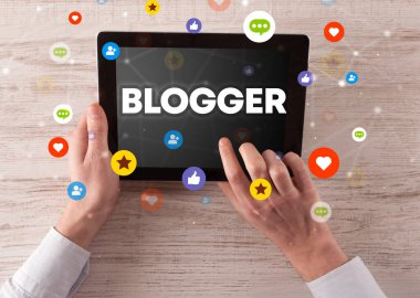BLOGER yazıtları, sosyal ağ konsepti ve dokunmatik ekranın yakın plan görüntüsü