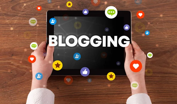 Κοντινό Πλάνο Οθόνης Αφής Επιγραφή Blogging Έννοια Κοινωνικής Δικτύωσης — Φωτογραφία Αρχείου