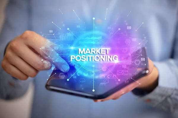 Biznesmen Składanym Smartfonem Napisem Market Positioning Nowa Koncepcja Biznesowa — Zdjęcie stockowe