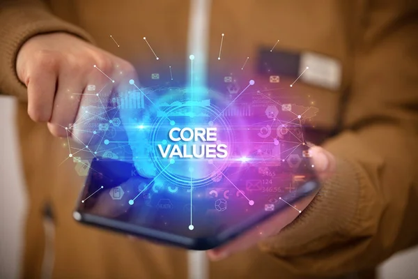 Podnikatel Držící Skládací Smartphone Nápisem Core Values Nový Obchodní Koncept — Stock fotografie