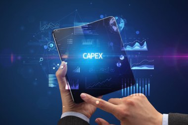 Capex yazıtlı, katlanabilir bir akıllı telefonu olan bir iş adamı, başarılı bir iş konsepti