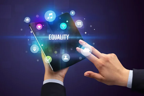 Επιχειρηματίας Κρατώντας Ένα Αναδιπλούμενο Smartphone Επιγραφή Equality Έννοια Των Μέσων — Φωτογραφία Αρχείου