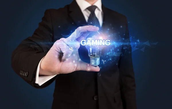 Zakenman Met Gloeilamp Met Gaming Opschrift Innovatief Technologieconcept — Stockfoto