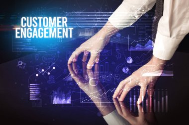 İşadamı CUSTOMER ENGAGEMENT yazıtları, siber iş konsepti ile büyük ekrana dokunuyor