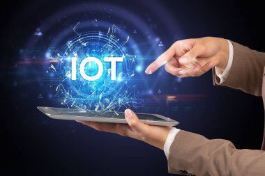 IOT kısaltması olan dokunmatik ekrana yakın çekim, modern teknoloji kavramı