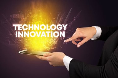 TEKNOLOJİ İSTİHTİM, yenilikçi teknoloji konsepti ile dokunmatik ekranın yakın çekimi