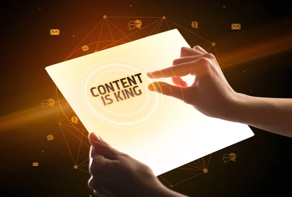 Проведення Футуристичного Планшета Написом Content King Концепція Соціальних Медіа — стокове фото