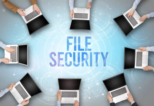 Gruppo Persone Davanti Computer Portatile Con Coscienza File Security Concetto — Foto Stock