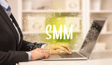 SMM kısaltması, modern teknoloji konsepti ile yeni modern bilgisayarlar üzerinde çalışıyoruz.