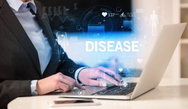Sağlık kontrolünde çalışan doktor, sağlık testi sonuçlarını kaydediyor.