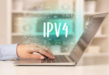 IPV4 kısaltması, modern teknoloji konsepti ile yeni modern bilgisayar üzerinde çalışıyoruz.