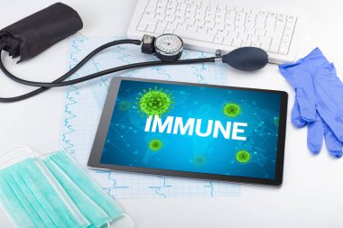 IMMUNE yazıtları ve mikrobiyoloji kavramına sahip bir tabletin yakın plan görüntüsü