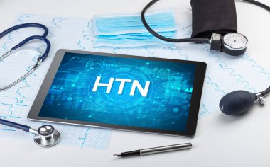 HTN kısaltması olan bir tabletin yakın görüntüsü, tıbbi kavram