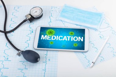 MEDICATION yazıtları, mikrobiyoloji kavramına sahip bir tabletin yakın görüntüsü