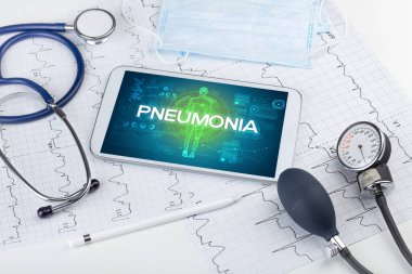 PNEUMONIA yazıtlı tablet pc ve doktor araçları, koronavirüs kavramı