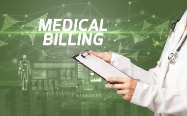 Doktor panoya MEDICAL BILLING yazıtları, tıbbi tanı kavramı içeren notlar yazar.