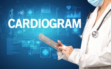 Genç doktor CARDIOGRAM yazıtları, sağlık konsepti ile notlar yazıyor