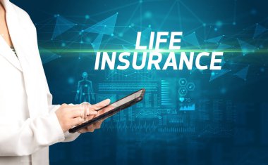 Doktor panoya LIFE INSURANCE yazısını, tıbbi tanı kavramını içeren notlar yazar.