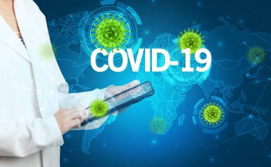 Doktor tıbbi kayıtları COVID-19 yazısıyla dolduruyor. Viroloji konsepti.