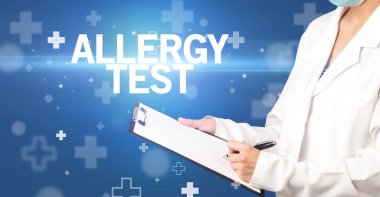 Doktor panoya ALLERGY TEST yazısını, ilk yardım kavramını içeren notlar yazar.