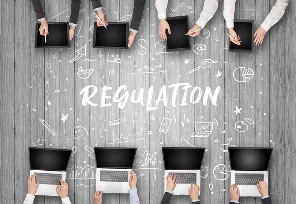 Ofiste çalışan iş adamları grubu REGULATION yazıtları, birlikte çalışma konsepti