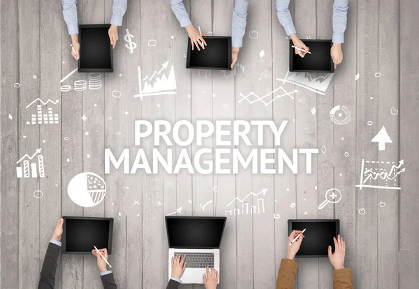 Grupa Zajętych Pracowników Biurze Napisem Zarządzanie Property Pomyślna Koncepcja Biznesowa — Zdjęcie stockowe