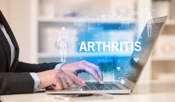 Orvos Állapotfelmérést Végez Arthritis Felirattal Rögzíti Orvosi Vizsgálati Eredményeket — Stock Fotó