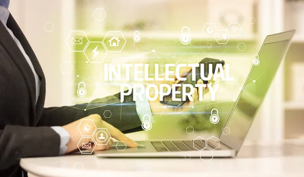 Надпись Intellecal Property Ноутбуке Концепция Интернет Безопасности Защиты Данных Блокчейн — стоковое фото