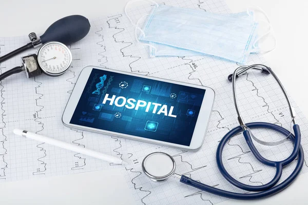 Tablettdator Och Medicinska Grejer Med Hospital Inskription Förebyggande Koncept — Stockfoto