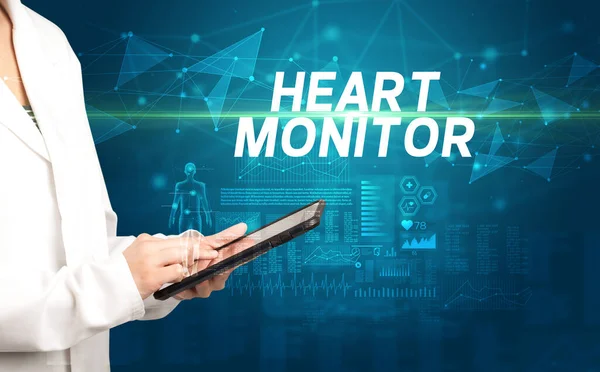 Medico Scrive Note Negli Appunti Con Iscrizione Heart Monitor Concetto — Foto Stock