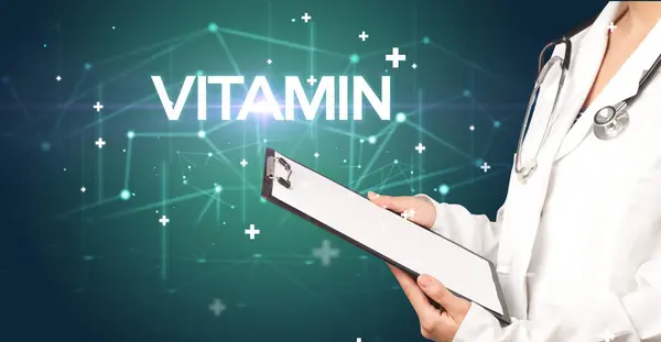 Dokter Vult Medisch Dossier Met Vitamin Inscriptie Medisch Concept — Stockfoto