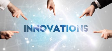 INNOVATIONS yazıtlarına el işareti, modern teknoloji kavramı