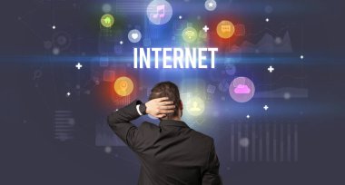 İnternette yazılı olan bir işadamının arka görünüşü, modern teknoloji kavramı