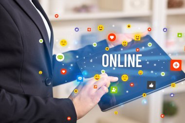 Sosyal medya simgeleri ve ONLINE yazıtlarıyla multimedya oynayan iş adamını kapat