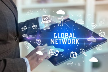 GLOBAL NETWorK yazıtları ile Sosyal Ağ Kullanan Bir Kişinin Yakın Çekimi