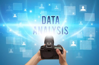 DATA ANALYSIS yazıtlı el kamerasının yakın çekimi, video izleme konsepti