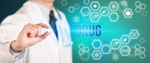 Close Médico Dando Lhe Uma Pílula Com Inscrição Drug Conceito — Fotografia de Stock