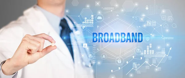 Médico Dando Una Píldora Con Inscripción Broadband Concepto Solución Nueva — Foto de Stock