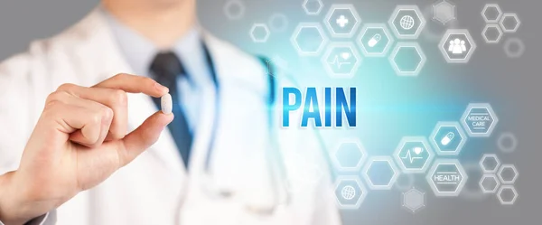 痛みの碑文と薬を与える医師のクローズアップ 医学的概念 — ストック写真