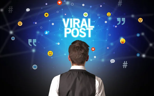 Οπίσθια Όψη Επιχειρηματία Επιγραφή Viral Post Έννοια Κοινωνικής Δικτύωσης — Φωτογραφία Αρχείου