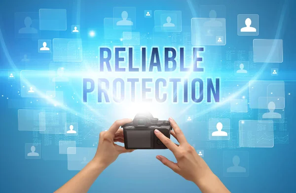 Närbild Handhållen Kamera Med Reliable Protection Inskription Videoövervakning Koncept — Stockfoto