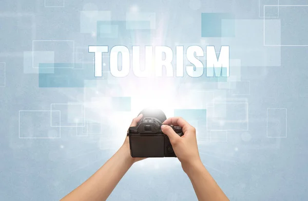 Nahaufnahme Einer Hand Haltenden Digitalkamera Mit Tourismus Aufschrift Reisekonzept — Stockfoto
